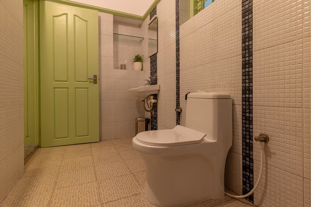 Bedroom 1 & Bathroom 1 - Bathroom at GEE DE HOMES