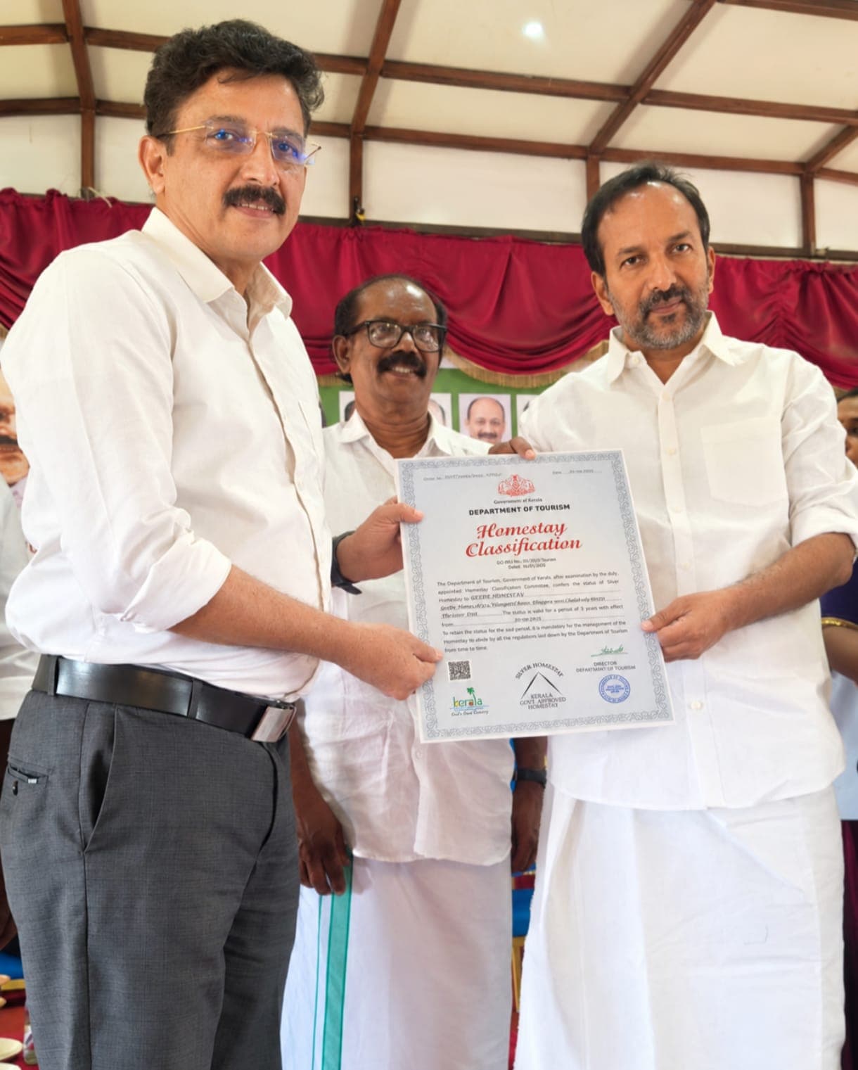 Tourism Minister presenting the homestay classification certificate to GEE DE HOMES